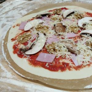 Pizza Prosciutto, Funghi e Noce
